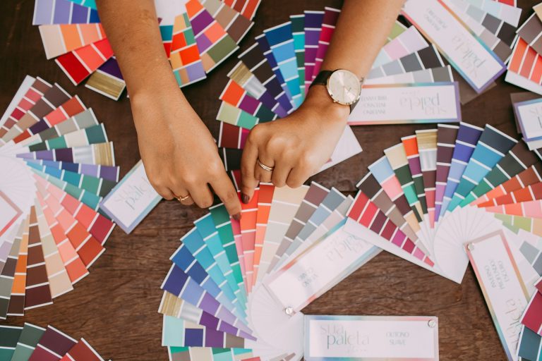 Comment le choix des couleurs influence-t-il la perception du site ?